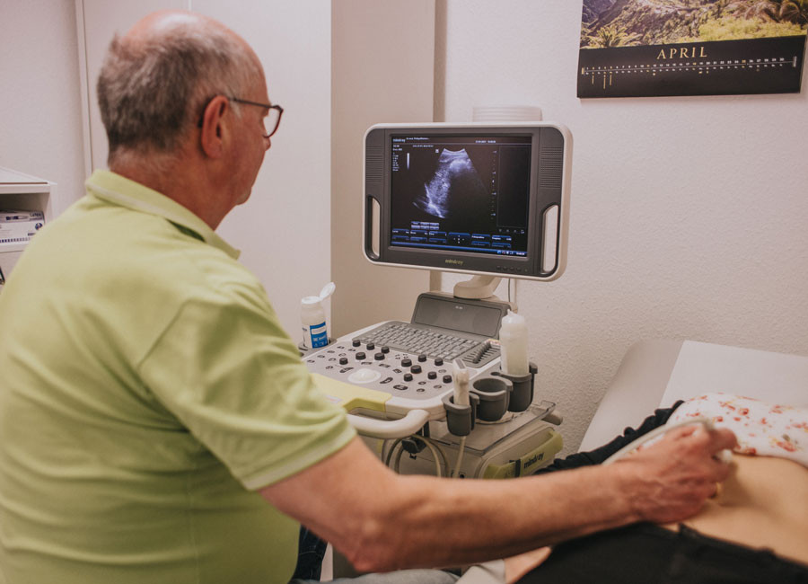 Dr_Philipp_macht_Ultraschalluntersuchung.jpg
